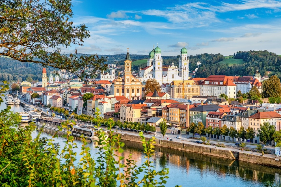 Passau - Passau Rand FUZO: Haus für 4 Wohnungen, 315 m² Wohnfläche, Rohbau-Zustand, Komplettsanierung notwendig