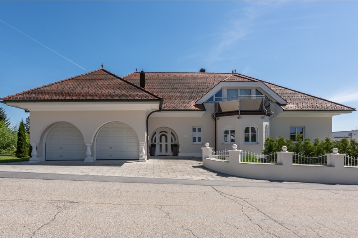 Thyrnau - Thyrnau: Außergewöhnliche Villa mit 90 m² Wohn-/Ess-/Kochbereich und Galerie