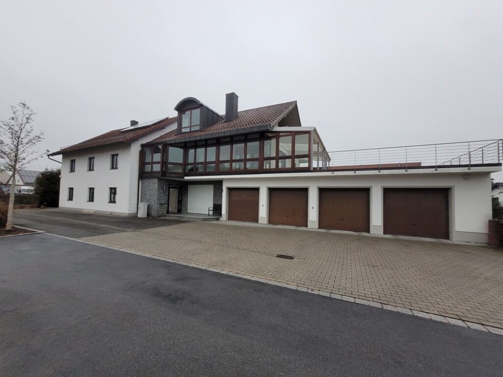 Langenisarhofen - Großzügiges 3-Parteienhaus Nähe Osterhofen/Langenisarhofen