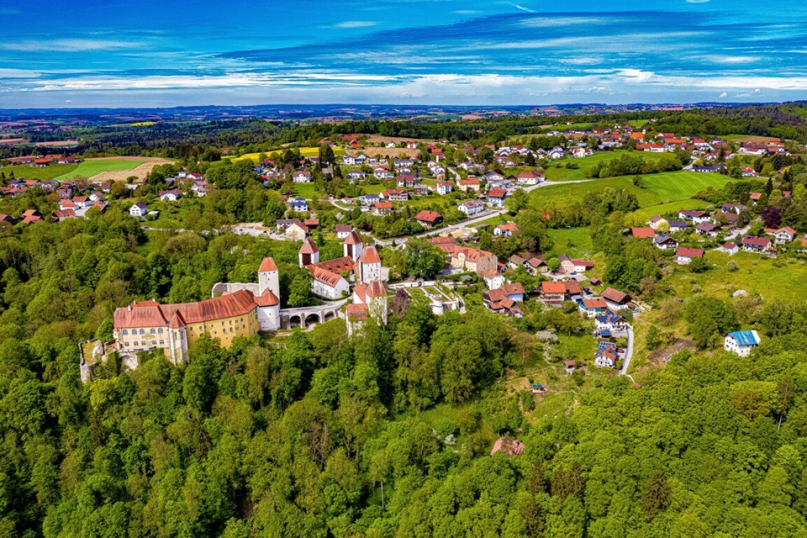 Neuburg am Inn - Gemeinde Neuburg am Inn: 4-Zimmer-Neubau-Maisonette-ETW, Erstbezug Juli 2027 – nur 3.827,- €/m²