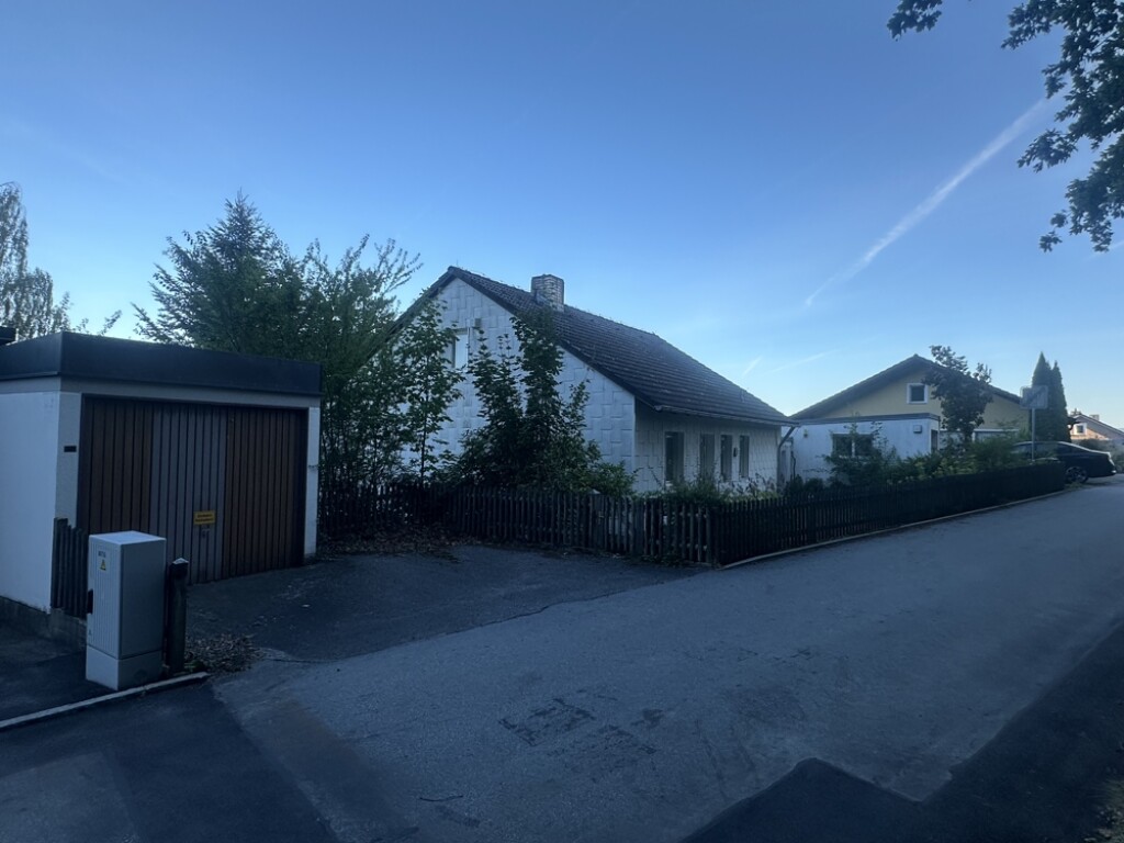 Büchlberg - Einfamilienhaus mit Einliegerwohnung Nähe Büchlberg/Denkhof mit Fernblick/Alpenblick