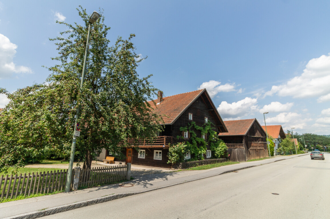 Passau-Neustift: Historischer Bauernhof – Einzelbaudenkmal mit Getreidekasten, Scheune und Stall, sowie 11.100 m² Grund