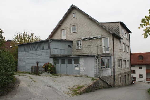 Mehrfamilienhaus - Passau-Hacklberg: Älteres Haus mit 4 Wohnungen Grundsanierung notwendig