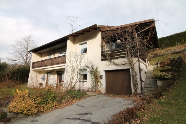 Einfamilienhaus - Thyrnau/Kellberg: Modernisierungsbedürftiges Einfamilienhaus mit Hanggrund