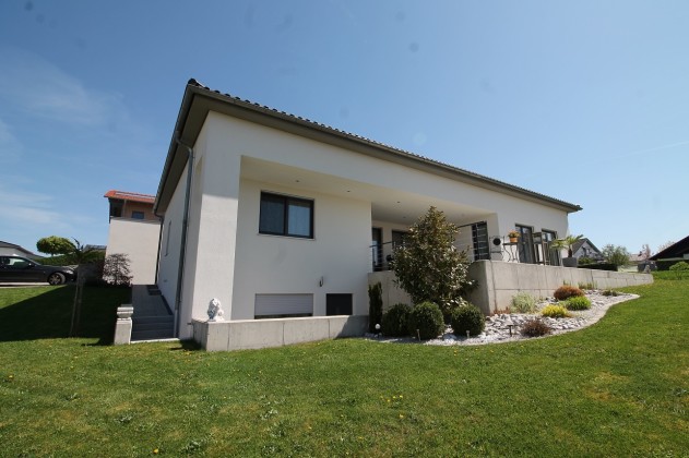 Einfamilienhaus-Villa - Neuwertige Einfamilienhaus-Villa, Hauptwohnung für Ehepaar, Einliegerwohnung für Kinder